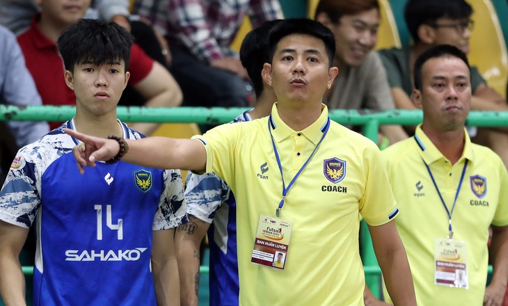 HLV Nguyễn Tuấn Anh chỉ đạo CLB Sahako ở Giải futsal VĐQG 2023 - Ảnh: N.K.