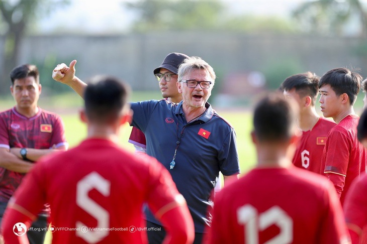 HLV Philippe Troussier chỉ đạo U23 Việt Nam - Ảnh: VFF