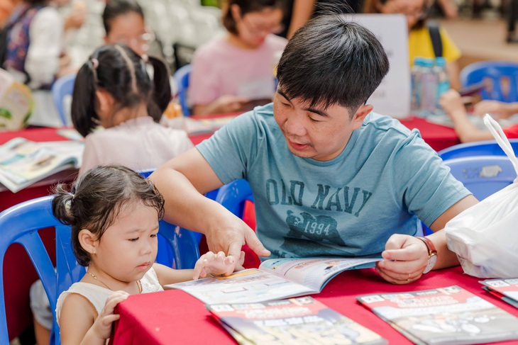 Các em nhỏ cùng cha mẹ đọc truyện khoa học The young scientist tại Đường sách TP.HCM - Ảnh: MỸ DUNG