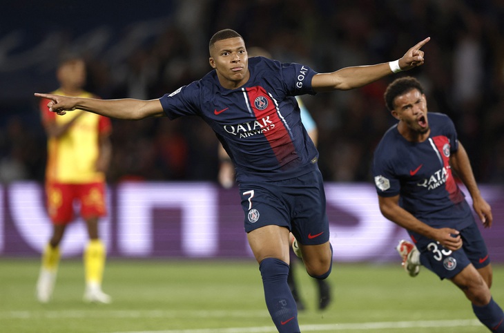 Kylian Mbappe lập cú đúp giúp PSG giành chiến thắng trước Lens - Ảnh: Reuters