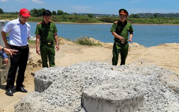 Bị chặn lối đi bằng trụ bê tông, cát tặc làm trụ giả để trộm cát