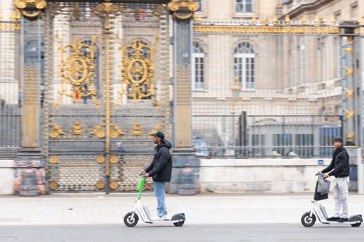 E-scooter của Lime cho thuê ở Paris tháng 3-2023 - Ảnh: Bloomberg