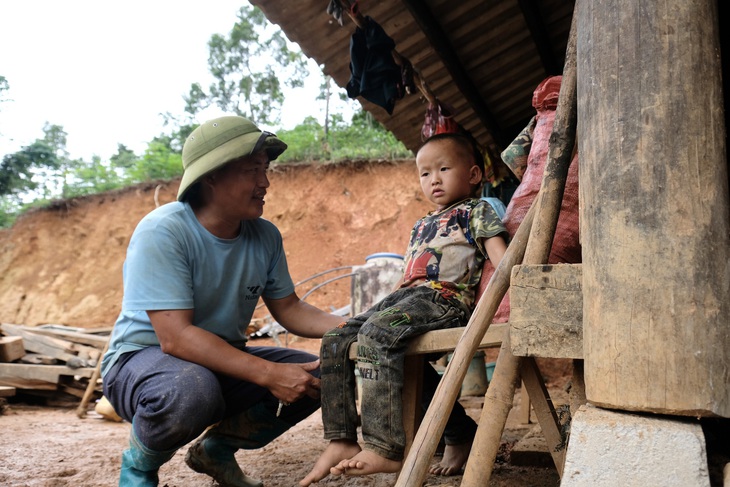 Thầy Câu ngồi thủ thỉ với cậu học trò Giàng Xuân Cường. Năm nay, Cường vào lớp 1, chính thức xa nhà và ở bán trú tại trường - Ảnh: NGUYÊN BẢO