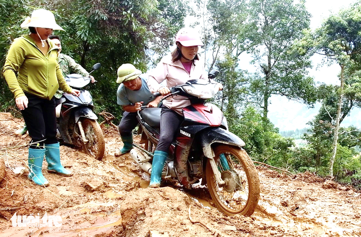 Các thầy cô vượt đường xa, trắc trở vào bản tìm học trò - Ảnh: NGUYÊN BẢO