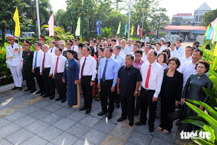 Đoàn đại biểu dành phút mặc niệm đến các nguyên lãnh đạo Đảng đã hy sinh cho sự nghiệp xây dựng và bảo vệ Tổ quốc tại Nhà thương Giếng Nước (huyện Hóc Môn, TP.HCM) - Ảnh: PHƯƠNG NHI