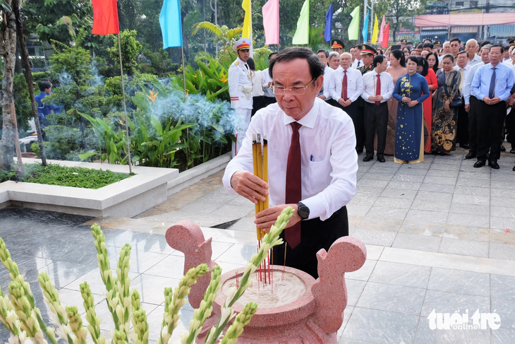 Bí thư Thành ủy TP.HCM Nguyễn Văn Nên dâng hương tưởng niệm các nguyên lãnh đạo Đảng - Ảnh: PHƯƠNG NHI