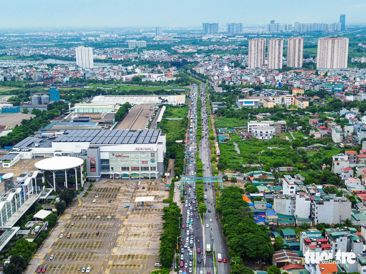 Tình trạng tương tự cũng diễn ra ở phía đường Cổ Linh. Nhu cầu lên cầu vượt thấp, tài xế chủ yếu chờ để rẽ trái vào cầu Vĩnh Tuy.