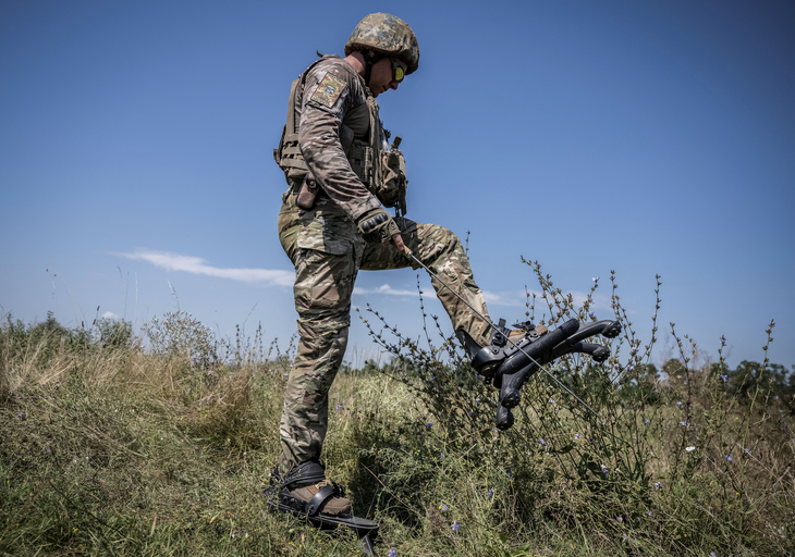 Quân nhân Ukraine trong một buổi huấn luyện ở Donetsk - Ảnh: REUTERS