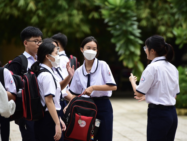 Sân trường rôm rả tiếng cười nói của các cô cậu học trò vui gặp lại bạn bè - Ảnh: DUYÊN PHAN