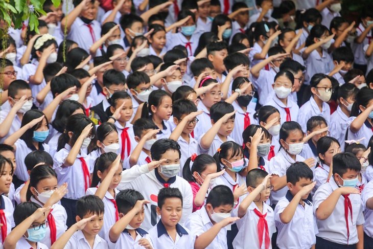 Học sinh Trường tiểu học Cao Bá Quát (quận Phú Nhuận) chào cờ trong ngày tựu trường - Ảnh: PHƯƠNG QUYÊN