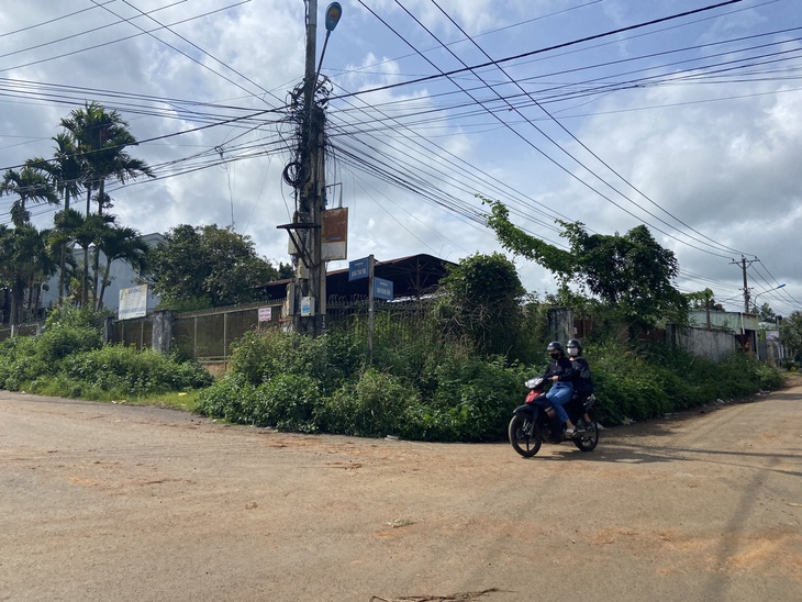 Đoạn đường diễn ra vụ việc đang thi công hoàn thiện và không có vỉa hè - Ảnh: ĐÌNH CƯƠNG