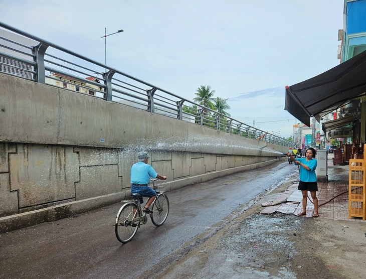 Người dân sống dưới nút giao thông Ngọc Hội mong dự án sớm hoàn thành - Ảnh: MINH CHIẾN