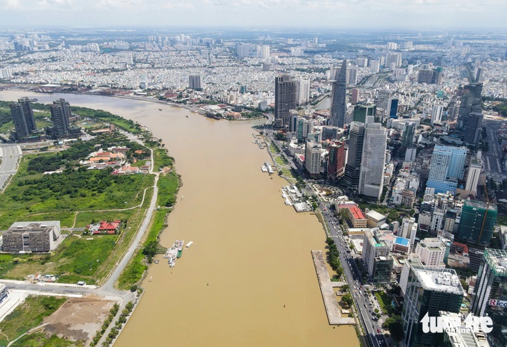 Toàn cảnh đôi bờ sông Sài Gòn chảy qua bến Bạch Đằng, quận 1 và TP Thủ Đức. Hiện tại một bên là đô thị sầm uất, một bên đang trong quá trình xây dựng, đường sá vẫn chưa hoàn thiện - Ảnh: LÊ PHAN