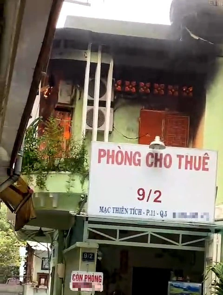 Phòng trọ cho thuê bốc cháy dữ dội - Ảnh: Cắt từ video