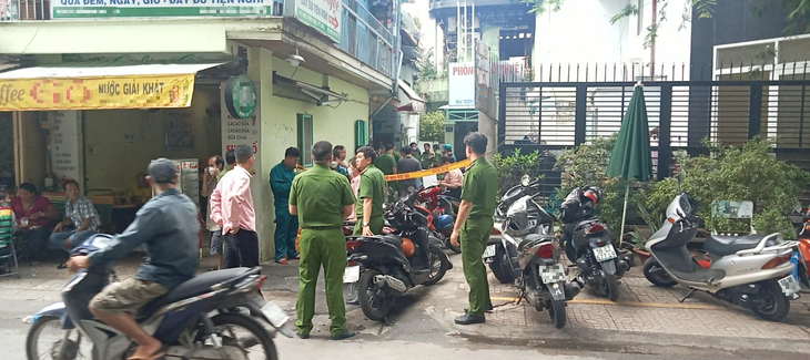 Lực lượng phong tỏa trước dãy trọ, điều tra nguyên nhân vụ cháy - Ảnh: MINH HÒA