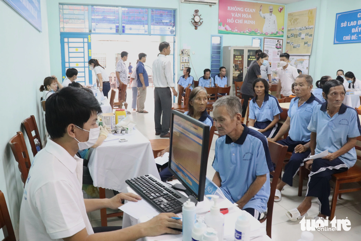 Tất cả người lang thang cơ nhỡ, trẻ mồ côi... đang được quản lý tại Trung tâm Hỗ trợ xã hội (quận Bình Thạnh, TP.HCM) đều được khám sức khỏe tầm soát miễn phí tại chương trình - Ảnh: X.MAI 