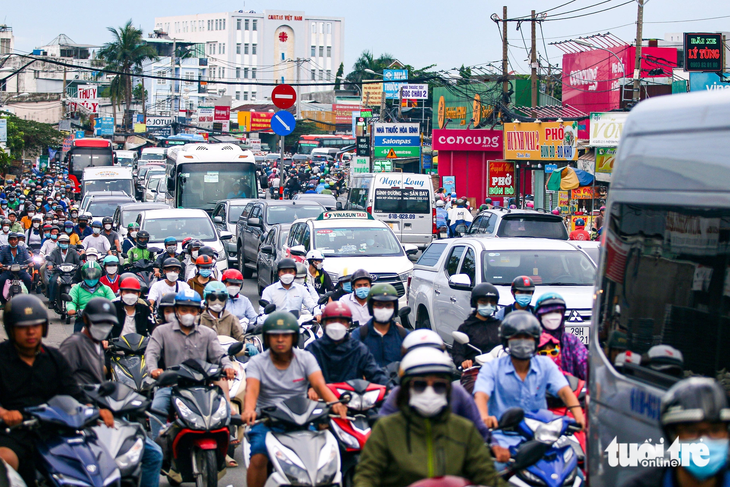 Vào các khung giờ cao điểm từ 7h30 - 9h sáng và 4h30 đến 19h tối, lượng xe đổ dồn vào quốc lộ 13 rất đông đúc. Xe máy, ô tô ken đặc trên đường, nhất là tại đoạn giao giữa quốc lộ 13 với đường Hiệp Bình kẹt cứng.