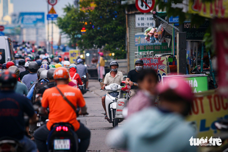 Hình ảnh một số người đi xe máy &quot;liều mình&quot; đi ngược chiều để né dòng kẹt xe rất nguy hiểm, dễ gây tai nạn giao thông. Theo tìm hiểu, quá trình triển khai quốc lộ 13 đoạn qua địa bàn TP.HCM khá trầy trật. Từ năm 2002 đến nay, dự án đã trải qua nhiều lần đổi chủ đầu tư nhưng vẫn không xong. Đến năm 2017, nghị quyết 437 của Ủy ban Thường vụ Quốc hội yêu cầu tạm dừng hình thức BOT trên đường hiện hữu nên dự án đứng bánh đến nay. TP.HCM cũng từng dự kiến sẽ làm đoạn đường này bằng vốn ngân sách với gần 10.000 tỉ đồng nhưng chưa thể cân đối.