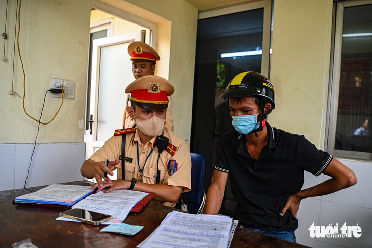 Anh C. cho hay sau buổi làm có uống bia. &quot;Tôi không ngờ lại bị xử phạt nặng thế này, lần sau chắc chắn tôi không làm vậy&quot;, anh nói - Ảnh: HỒNG QUANG