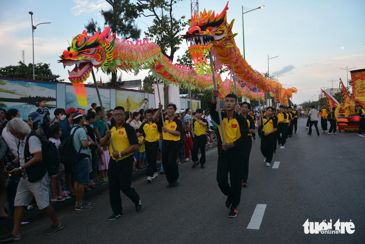 Đoàn lân - sư - rồng dẫn đầu tốp biểu diễn tại Lễ hội đường phố Bình Thuận