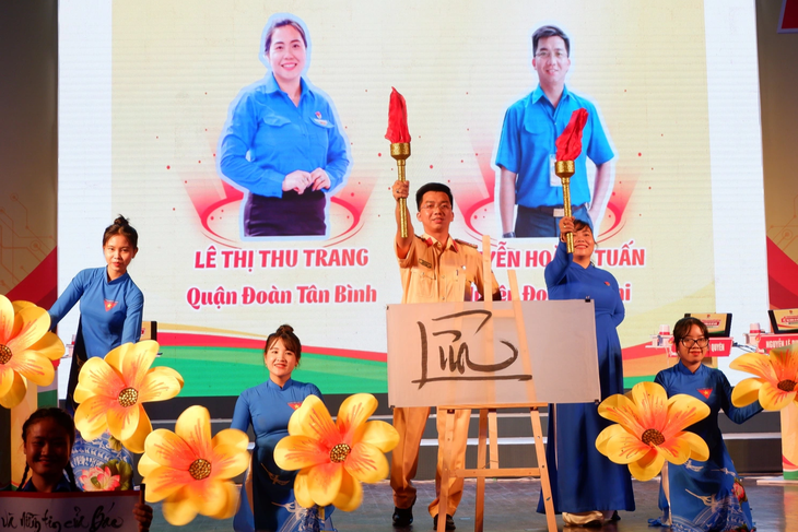 Phần thi tài năng của các thí sinh có sự hỗ trợ của các bạn đoàn viên thanh niên - Ảnh: K.ANH