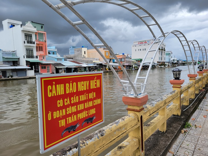 Biển cảnh báo đã được dựng lên ở các đoạn sông gần khu vực phát hiện có cá sấu - Ảnh: CHÍ QUỐC 