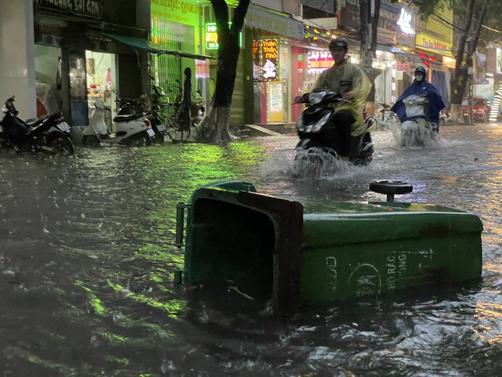 Để phòng nguy hiểm, nhiều vật dụng được đưa ra để cảnh giới người dân tránh đi vô vùng ngập sâu - Ảnh: T.M