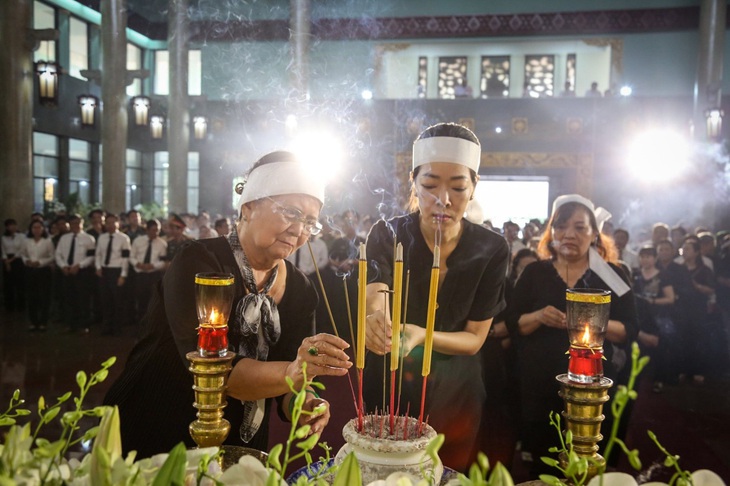 Gia đình thắp hương tiễn biệt ông tại lễ truy điệu - Ảnh: PHƯƠNG QUYÊN