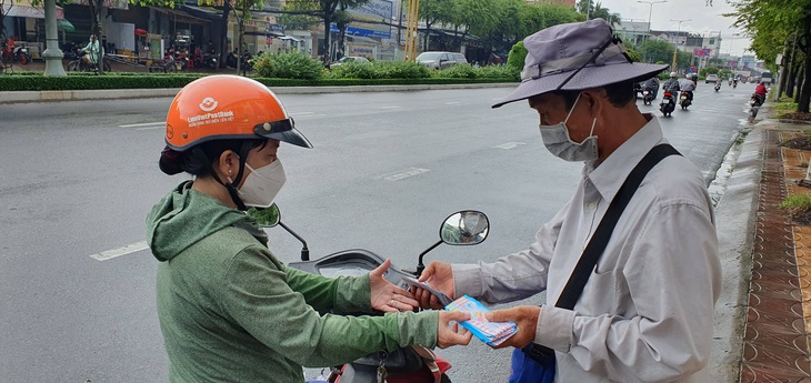 Không được trả lại vé  số ế, người bán vé số dạo tại TP Cần Thơ tràn xuống đường mong bán hết vé - Ảnh: LÊ DÂN