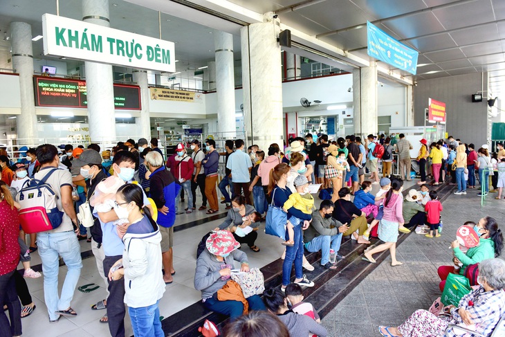 TP.HCM là nơi “gánh” các loại dịch bệnh sốt xuất huyết và tay chân miệng. Trong ảnh: bệnh nhi nhập viện điều trị tại Bệnh viện Nhi đồng 2 - Ảnh: DUYÊN PHAN