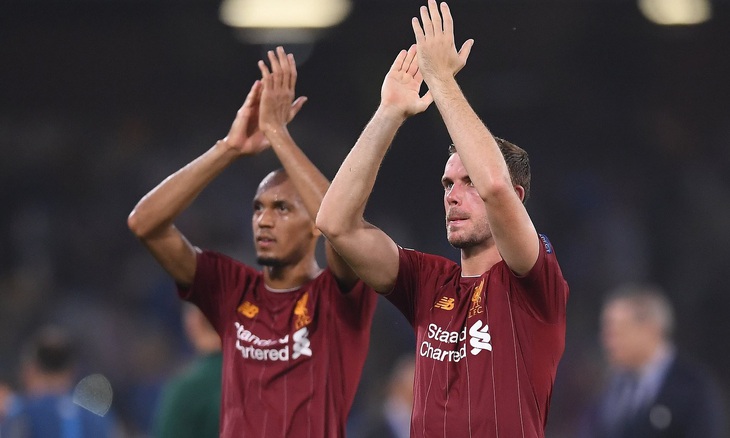 Việc Fabinho và Henderson (phải) cùng lúc ra đi khiến Liverpool lâm vào cảnh thiếu hụt lực lượng nghiêm trọng - Ảnh: REUTERS