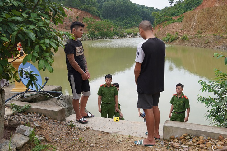 Cơ quan điều tra thực nghiệm điều tra nơi Lương 'lô' và đàn em đánh đập, dìm người vay nợ - Ảnh: Công an tỉnh Hòa Bình