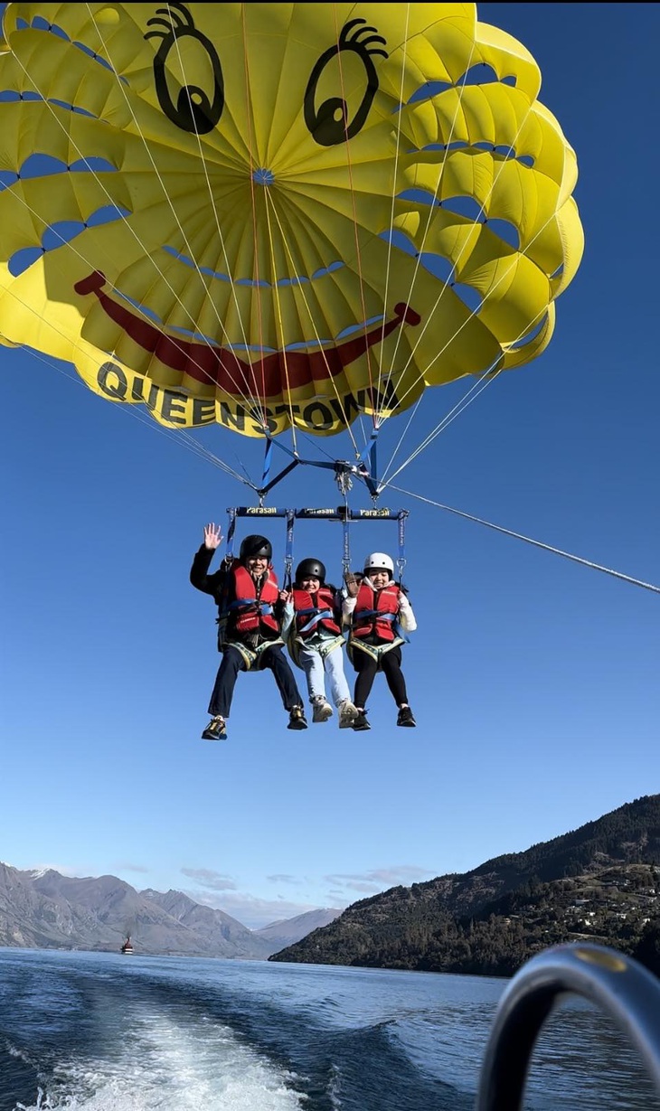 Tác giả bay dù lượn do cano kéo ở New Zealand