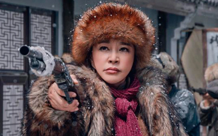 Lưu Hiểu Khánh hôn bạn diễn kém 30 tuổi gây tranh cãi - Ảnh 3.