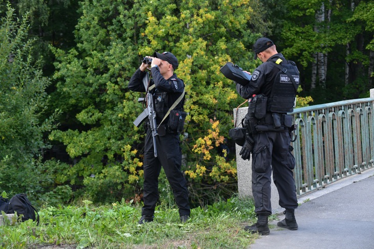 Các sĩ quan cảnh sát làm nhiệm vụ ở gần nghĩa trang Porokhovskoye - Ảnh: AFP