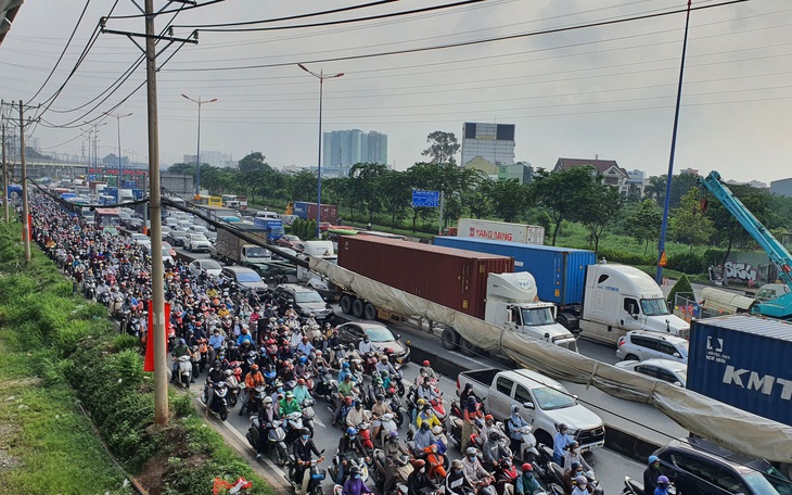 Xe container vào cảng đông đúc, đường Võ Nguyên Giáp, Nguyễn Thị Định ùn ứ kéo dài - Ảnh 8.