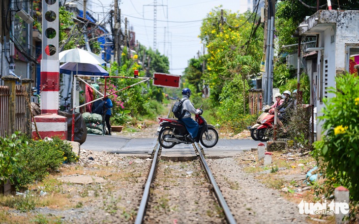 Chưa đủ căn cứ pháp lý bố trí kinh phí sửa hàng rào đường sắt qua TP.HCM