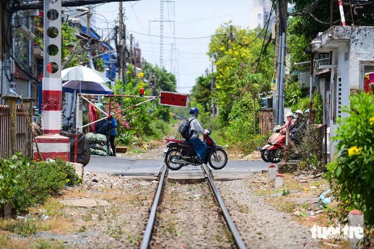 Dọc theo tuyến đường xe lửa được trang trí rào chắn, trồng hoa tạo cảnh quan và an toàn (quận 3, TP.HCM) - Ảnh: QUANG ĐỊNH