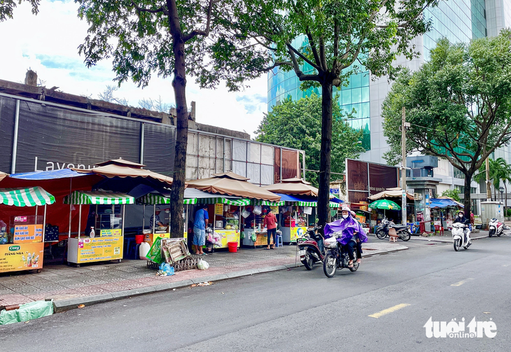 &quot;Phố hàng rong&quot; trên đường Nguyễn Văn Chiêm (quận 1) được tổ chức bài bản, gọn gàng - Ảnh: CHÂU TUẤN