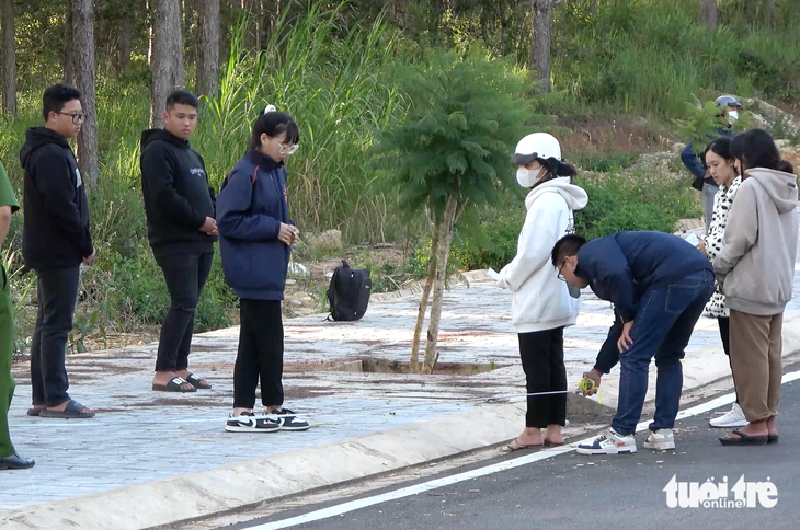 Cơ quan chức năng đưa những người liên quan đến hiện trường vụ việc - Ảnh: PHẠM NGÂN