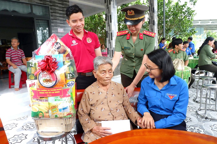 Các bạn trẻ TP.HCM thăm hỏi, trao quà Mẹ Việt Nam anh hùng Nguyễn Thị Bún (xã An Nhơn Tây, huyện Củ Chi, TP.HCM) - Ảnh: K.AN