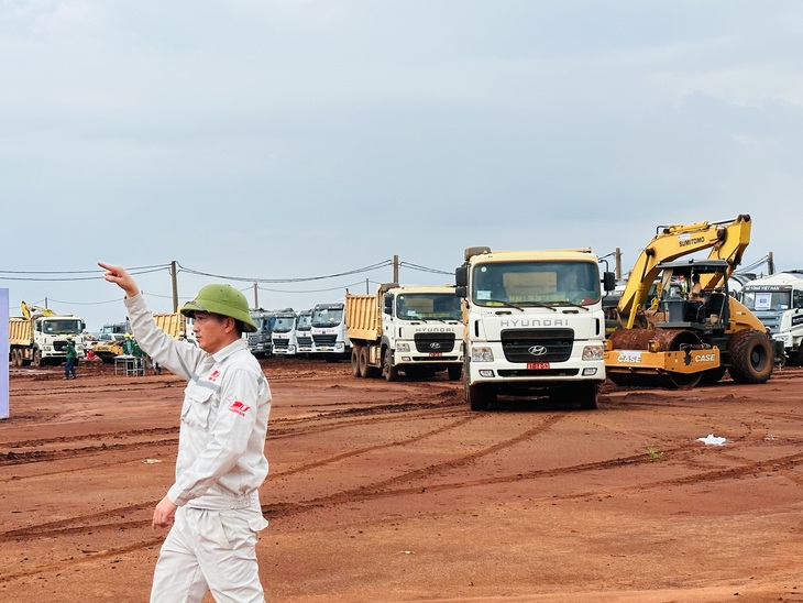 Công tác điều phối phương tiện thi công chuẩn bị cho ngày khởi công tất bật trên công trường sân bay Long Thành vào chiều 30-8 - Ảnh: CÔNG TRUNG