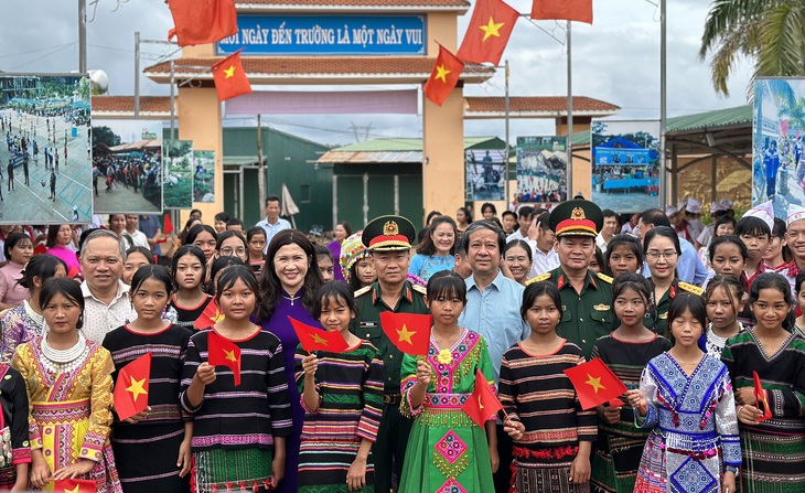 Đoàn công tác của Bộ Giáo dục và Đào tạo, Bộ Tư lệnh Quân khu 5 chụp hình lưu niệm với thầy cô giáo, học sinh Trường THCS Hoàng Văn Thụ - Ảnh: TÂM AN