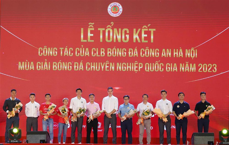 Các cầu thủ Công An Hà Nội tặng hoa tri ân các hội, nhóm cổ động viên đã đồng hành trong suốt mùa giải - Ảnh: BCA