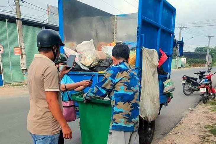 Công an vừa tạm giữ hình sự người mẹ vứt bỏ con trong thùng rác. Trong ảnh: Hiện trường nơi phát hiện thi thể bé trai sơ sinh mới đẻ - Ảnh: CTV