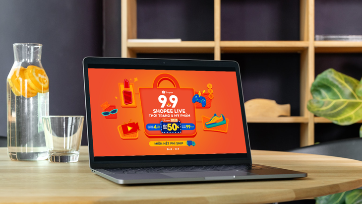 Đặc biệt, tại sự kiện siêu sale &quot;9.9 Shopee Live Thời Trang & Mỹ Phẩm&quot; sắp diễn ra, hàng ngàn sản phẩm thương hiệu giảm nửa giá trên Shopee Live, loạt voucher trị giá đến 4 triệu đồng và 99 cơ hội trúng điện thoại Samsung Galaxy Z Flip5 thời thượng