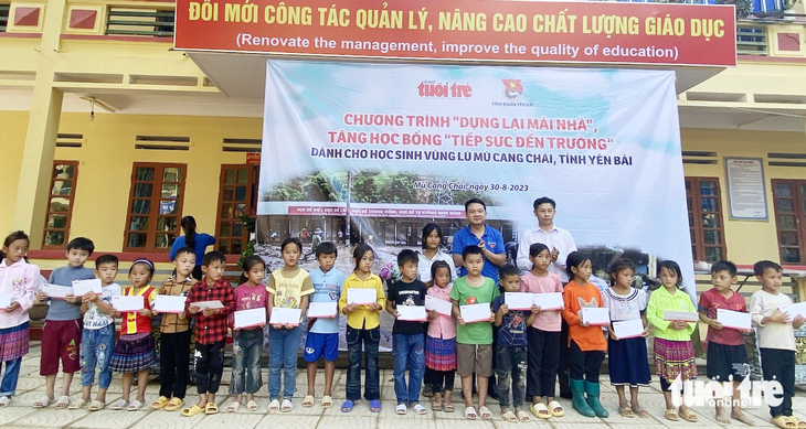 Lãnh đạo Tỉnh Đoàn Yên Bái, huyện Mù Cang Chải trao học bổng cho các em học sinh - Ảnh: NGỌC QUANG