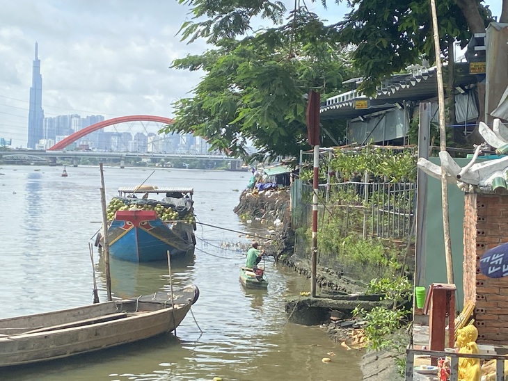 Người chích điện bắt cá xuất hiện tại khu vực người dân hay phóng sinh vào sáng 31-8 - Ảnh: KHẮC HIẾU