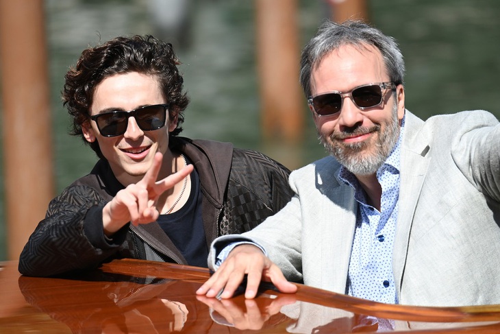 Đạo diễn Denis Villeneuve (phải) và ngôi sao Timothee Chalamet của phim Dune - Ảnh: WireImage