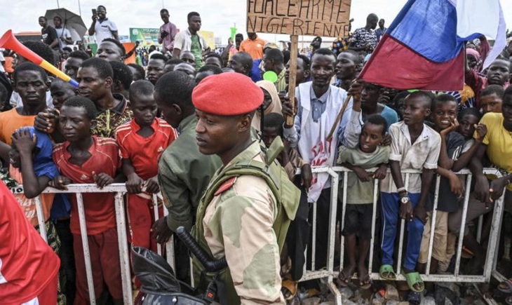 Cảnh sát Niger đứng gác bên ngoài các căn cứ không quân của Niger và Pháp ở thủ đô Niamey của Niger hôm 27-8 - Ảnh: AFP